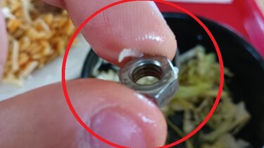 Φοιτητής στην Κρήτη βρήκε παξιμάδι βίδας μέσα στην σαλάτα που πήρε από τη φοιτητική λέσχη