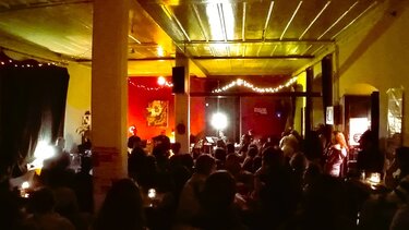 Μουσικό αφιέρωμα για τον Νίκο Καββαδία στην αυλή της κατάληψης Rosa Nera