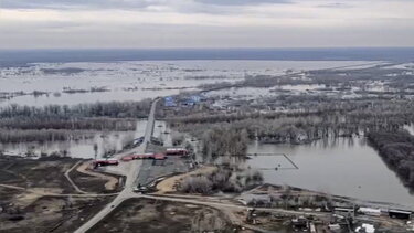 Περισσότερες από 300 κατοικίες πλημμύρισαν στη ρωσική πόλη Όρενμπουργκ αφού ανέβηκε η στάθμη του ποταμού Ουράλη