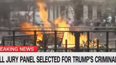 Αυτοπυρπολήθηκε έξω από τη αίθουσα που δικάζεται ο Τραμπ!