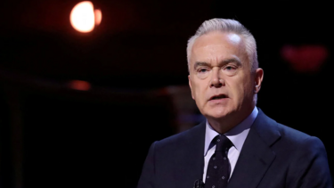 BBC: Παραιτήθηκε o παρουσιαστής Χιου Έντουαρντς που είχε εμπλακεί σε ένα σεξουαλικό σκάνδαλο