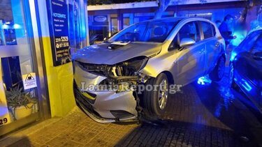 Τροχαίο στη Λαμία: Αυτοκίνητο "καβάλησε" πεζοδρόμιο και κατέληξε σε βιτρίνα καταστήματος