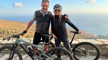 Η ποδηλατάδα Μητσοτάκη, μετά το αρνί – «Βοηθάει και στη χώνεψη»