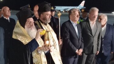 Με τιμές και λαμπρότητα η υποδοχή του Αγίου Φωτός στο αεροδρόμιο Ηρακλείου