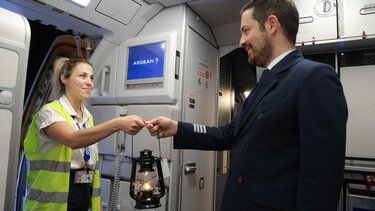 Η AEGEAN και η Olympic Air μετέφεραν το Άγιο Φως στην ελληνική επικράτεια