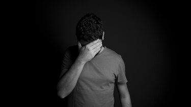 Βγήκε από το αυτοκίνητο και έστρεψε το όπλο στον εαυτό του - Τον βρήκε το παιδί του!