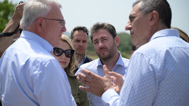 Στον τόπο της τραγωδίας των Τεμπών Νίκος Ανδρουλάκης και Νίκολας Σμιτ