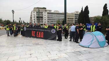 Αστυνομικοί έστησαν σκηνές στο Σύνταγμα