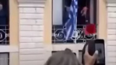 Κέρκυρα: Έπεσε ο μπότης στο κεφάλι της!