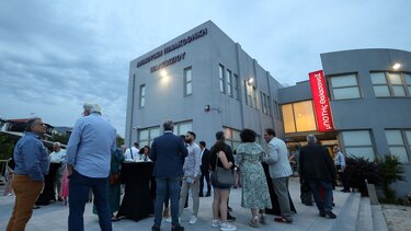 Κατάμεστη από κόσμο η Δημοτική Πινακοθήκη Μαλεβιζίου στα εγκαίνια της έκθεσης «Ιδανικές Φωνές»