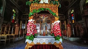 Στολισμός Επιταφίου στον Άγιο Σύλλα Νεάπολης με την συνδρομή του Λαογραφικού Μουσείου Νεάπολης