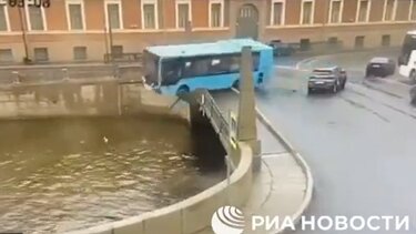 Ρωσία: Τουλάχιστον επτά νεκροί από την πτώση λεωφορείου σε ποταμό 