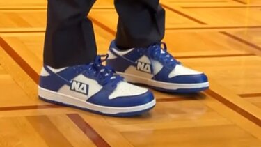 Με παπούτσια ΝΔ ο Μητσοτάκης στο TikTok