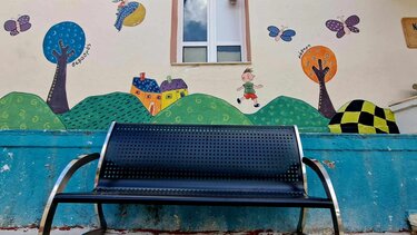 Τρία παγκάκια για το νηπιαγωγείο Ζαρού στη μνήμη της Χαραλαμπίας