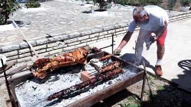 Κυριακή του Πάσχα: Γιατί σουβλίζουμε αρνί - Από πού προέρχεται το έθιμο