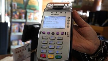 Ξεπέρασαν τις 250.000 οι διασυνδέσεις POS με ταμειακές μηχανές - Τα πρόστιμα