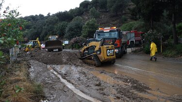 Έκλεισε η Εθνική Οδός λόγω της κακοκαιρίας - Δείτε φωτογραφίες