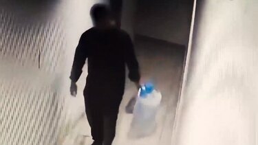 Βραυρώνα: Η στιγμή που ο πατέρας ρίχνει στα σκουπίδια το νεογνό