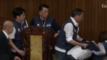 Πεδίο μάχης η βουλή της Ταϊβάν - Πιάστηκαν στα χέρια βουλευτές