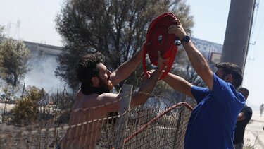 Μεγάλη φωτιά στη Βάρης – Κορωπίου: Εκκένωση περιοχών - Απειλούνται σπίτια