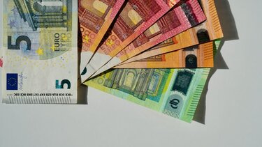 Πρώτα η «επιταγή ακρίβειας», μετά η αύξηση επιδομάτων αλλά και... "κόφτες"