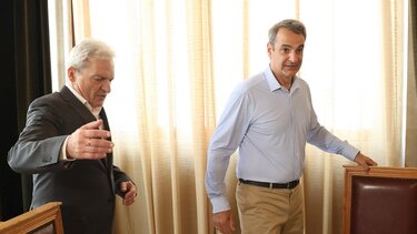 Η συνάντηση Καλοκαιρινού – Μητσοτάκη, το ντοσιέ και ο χαιρετισμός