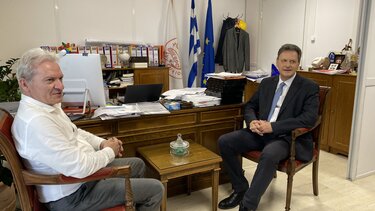 Καλοκαιρινός "καλεί" Σκυλακάκη για τα αυθαίρετα