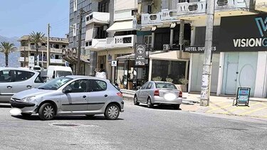 Το αδιαχώρητο από διπλοπαρκαρισμένα οχήματα στη Μάχης Κρήτης!