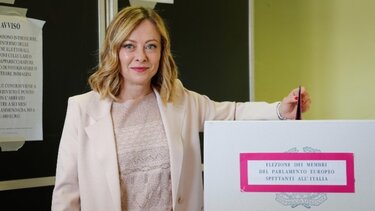 Ιταλία: Η Τζόρτζια Μελόνι έστειλε το τελευταίο προεκλογικό της μήνυμα από ένα οπωροπωλείο