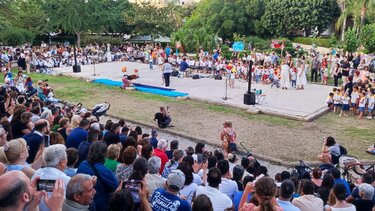 Ένωσαν τις φωνές τους τραγουδώντας μελωδίες του Μίκη Θεοδωράκη