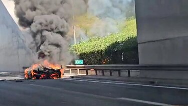 Supercar έγινε παρανάλωμα του πυρός στην Αττική Οδό