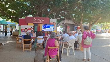 Με χαλαρή διάθεση παρακολούθησαν τα exit polls στο εκλογικό περίπτερο του ΣΥΡΙΖΑ