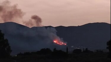Φωτιά στη Ζάκυνθο: Καίει σε δύσβατο σημείο