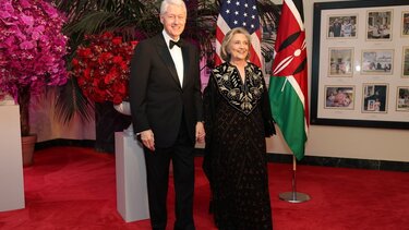 ΗΠΑ: Το ζεύγος Κλίντον στηρίζει την Κάμαλα Χάρις για υποψήφια των Δημοκρατικών