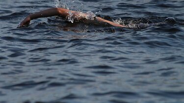 Πώς το "έξυπνο" ρολόι έσωσε 55χρονο που πάλευε με τα κύματα 