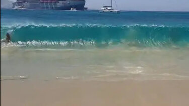 Μύκονος: Πλοίο προκάλεσε υψηλό κυματισμό – Δύο τραυματίες