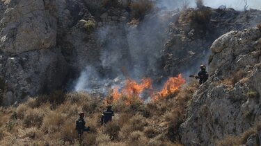 Υπό μερικό έλεγχο οι φωτιές σε Προφήτη Ηλία και Άνω Άκρια