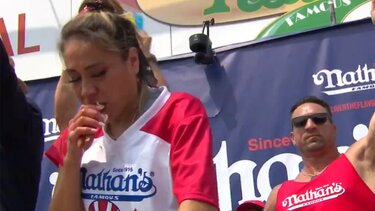 Έφαγε 51 χοτ ντογκ σε διαγωνισμό και ξαναέγινε πρωταθλήτρια