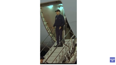 Με δυσκολία η αποβίβαση του Τζο Μπάιντεν από το αεροπλάνο μετά τη διάγνωση για τον κορωνοϊό