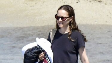 Η Νάταλι Πόρτμαν κάνει διακοπές στη Μύκονο