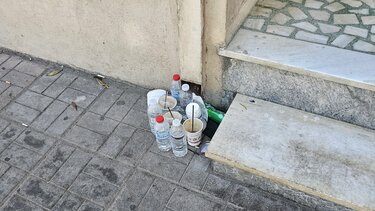 Νερά, καφέδες και κάθε λογής σκουπίδια στην Ν.Αλικαρνασσό