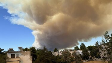 "Πνίγεται" η Αττική από τις πυρκαγιές σε Βαρνάβα και Μέγαρα