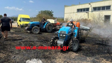 Φωτιά στη Μεσαρά - Με πυροσβεστικά και τρακτέρ ρίχτηκαν στη "μάχη"