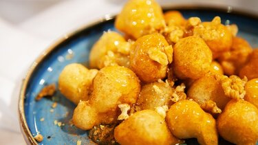 «Αιγαίον Λουκουμάδες»: Επιστρέφει το θρυλικό στέκι της Πανεπιστημίου σε χώρο «έκπληξη»