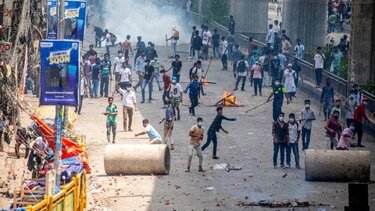 Μπανγκλαντές:  "Προσωρινή κυβέρνηση" ανακοίνωσε ο αρχηγός του στρατού μετά την παραίτηση της Σέιχ Χασίνα