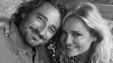 Μαρία Καβογιάννη και Βασίλης Χαραλαμπόπουλος φωτογραφίζονται αγκαλιά