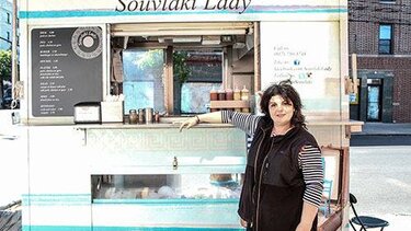 Δύο Ελληνίδες πωλούν «σουβλάκι του δρόμου» στη Νέα Υόρκη και σκίζουν!