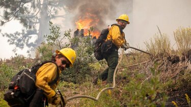 Πυρκαγιές στην Καλιφόρνια καίνε δεκάδες σπίτια και αναγκάζουν χιλιάδες να εκκενώσουν