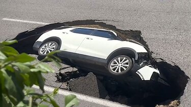 Ηλικιωμένο ζευγάρι πέφτει με το αυτοκίνητο του σε καταβόθρα που άνοιξε ξαφνικά - Βίντεο
