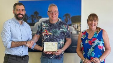 Βραβεύθηκε ζευγάρι Βρετανών στη Ρόδο: Έχει επισκεφθεί το νησί πάνω από 100 φορές